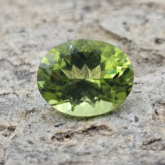 Pietra di Peridoto Ovale Sfaccettato