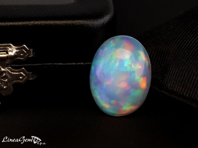 Opale naturale: caratteristiche e varietà della gemma che mostra più colori dell'arcobaleno